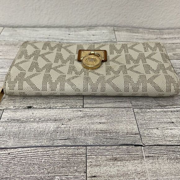 Michael Kors Zip Around Wallet - Picture 4 of 13